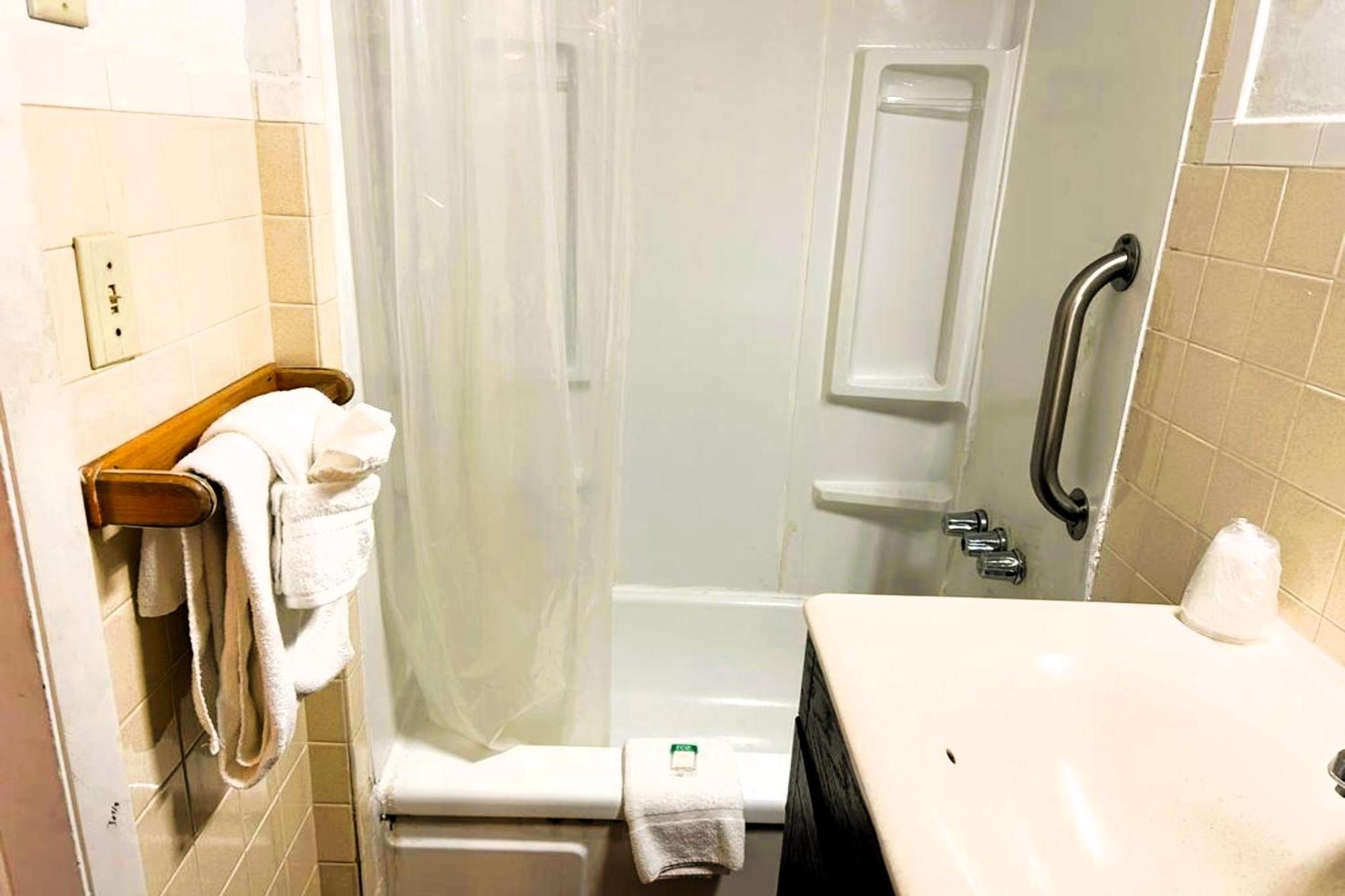 Buena Vista Inn Motel Delhi Ngoại thất bức ảnh