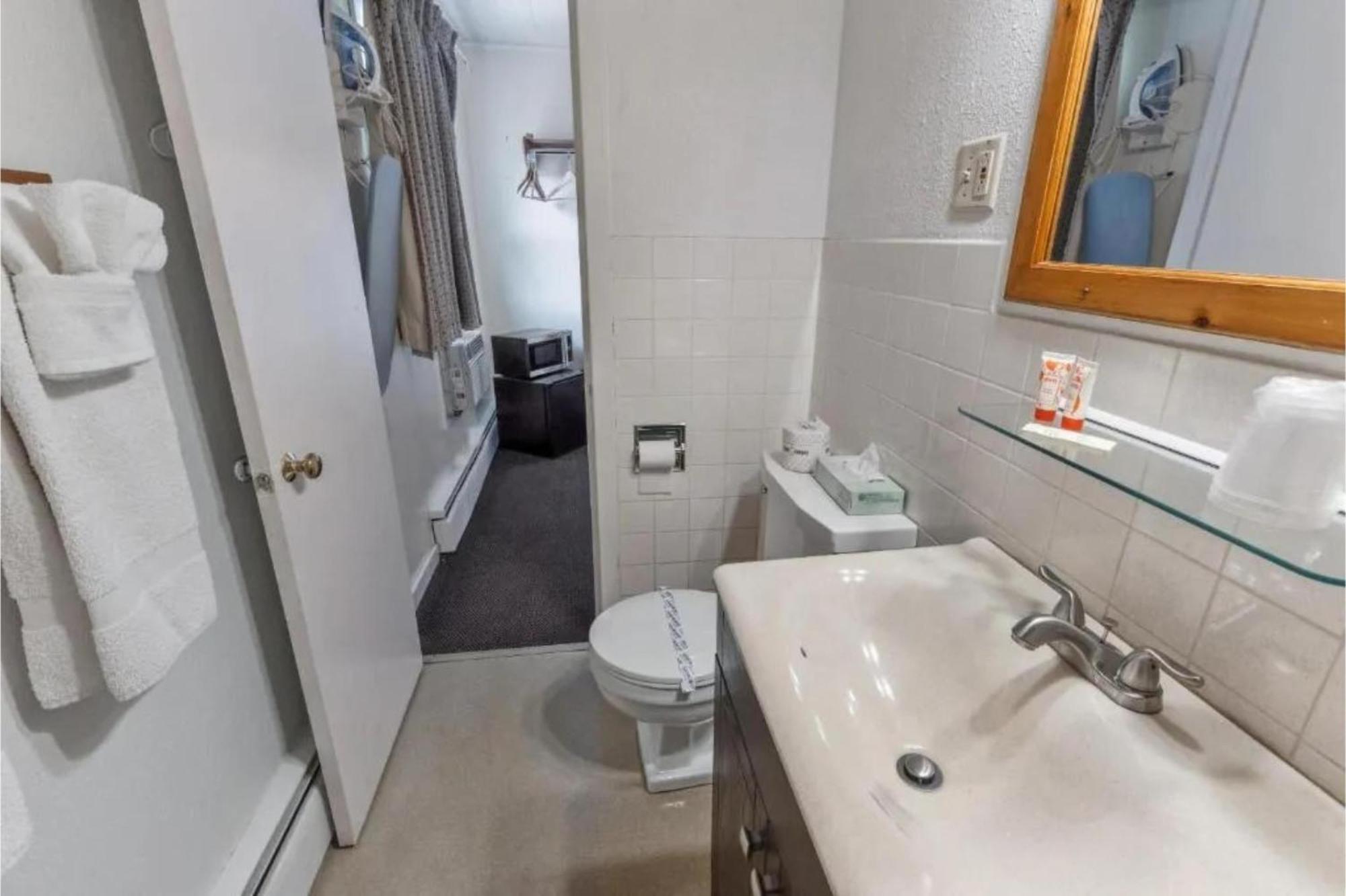 Buena Vista Inn Motel Delhi Ngoại thất bức ảnh