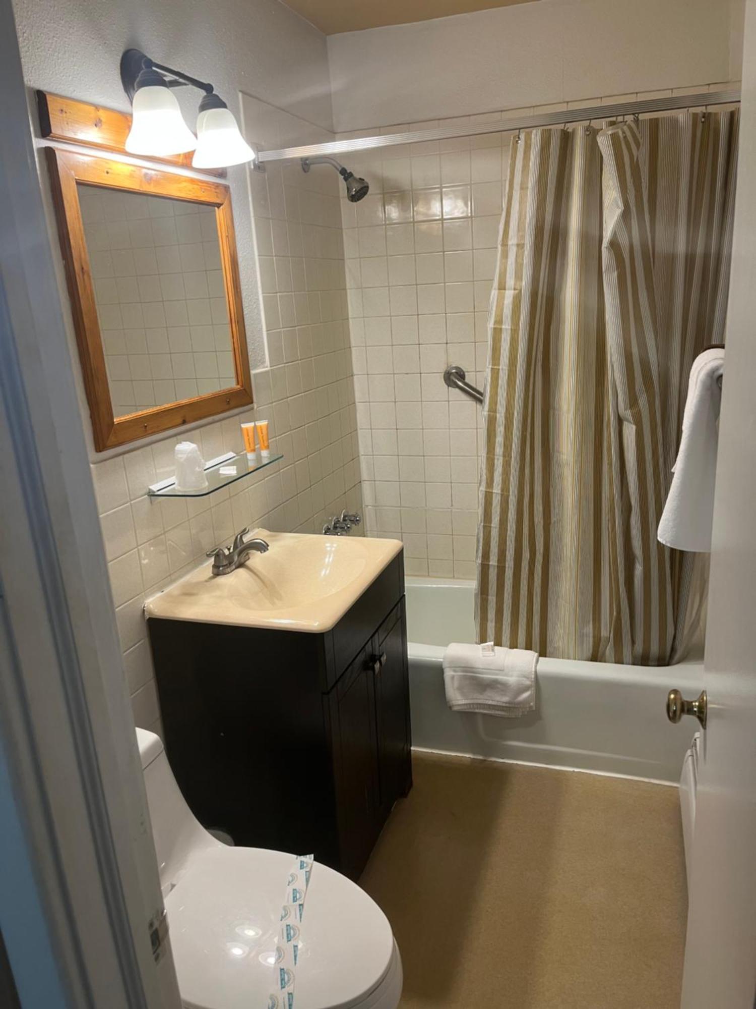 Buena Vista Inn Motel Delhi Ngoại thất bức ảnh